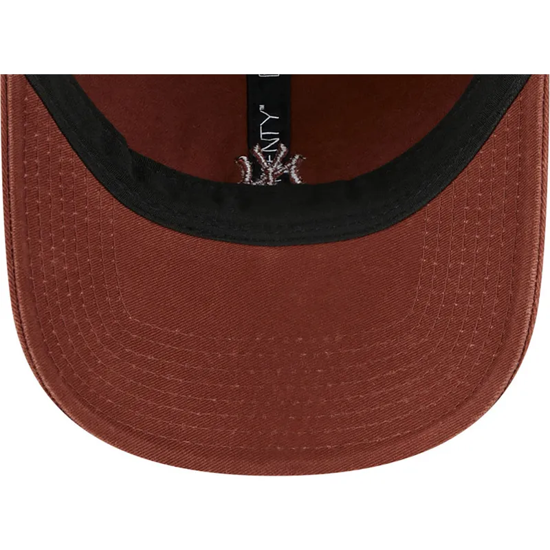 regulowana-brazowa-czapka-z-zakrzywionym-daszkiem-z-brazowym-logo-9twenty-mini-logo-new-york-yankees-mlb-marki-new-era