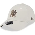 bezowa-regulowana-czapka-z-zakrzywionym-daszkiem-9forty-check-infill-new-york-yankees-mlb-new-era