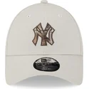 bezowa-zakrzywiona-czapka-regulowana-9forty-check-infill-new-york-yankees-mlb-od-new-era
