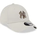 kepure-islenkta-smelio-reguliuojamas-9forty-check-infill-new-york-yankees-mlb-new-era