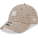 regulowana-damska-czapka-z-daszkiem-brazowo-biala-9forty-houndstooth-new-york-yankees-mlb-od-new-era