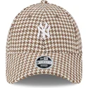regulowana-damska-czapka-z-daszkiem-brazowo-biala-9forty-houndstooth-new-york-yankees-mlb-od-new-era