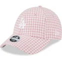 rozowo-biala-zakrzywiona-czapka-z-daszkiem-damska-9forty-houndstooth-los-angeles-dodgers-mlb-od-new-era