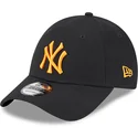 czarna-zakrzywiona-czapka-z-regulacja-z-pomaranczowym-logo-9forty-league-essential-new-york-yankees-mlb-od-new-era
