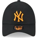czarna-zakrzywiona-czapka-z-regulacja-z-pomaranczowym-logo-9forty-league-essential-new-york-yankees-mlb-od-new-era