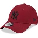 czerwona-zakrzywiona-czapka-z-regulacja-z-czarnym-logo-9forty-league-essential-new-york-yankees-mlb-od-new-era