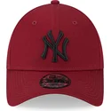 czerwona-zakrzywiona-czapka-z-regulacja-z-czarnym-logo-9forty-league-essential-new-york-yankees-mlb-od-new-era