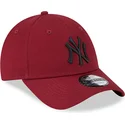 czerwona-czapka-z-zakrzywionym-daszkiem-regulowana-z-czarnym-logo-9forty-league-essential-new-york-yankees-mlb-od-new-era