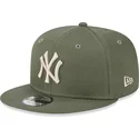 zielona-czapka-snapback-z-plaskim-daszkiem-z-bezowym-logo-9fifty-league-essential-new-york-yankees-mlb-od-new-era