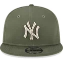 zielona-czapka-snapback-z-plaskim-daszkiem-z-bezowym-logo-9fifty-league-essential-new-york-yankees-mlb-od-new-era