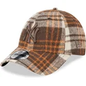 brazowa-czapka-z-zakrzywionym-daszkiem-regulowana-z-brazowym-logo-9forty-check-new-york-yankees-mlb-od-new-era