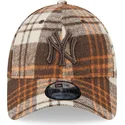 brazowa-czapka-z-zakrzywionym-daszkiem-regulowana-z-brazowym-logo-9forty-check-new-york-yankees-mlb-od-new-era