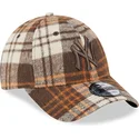 brazowa-czapka-z-zakrzywionym-daszkiem-regulowana-z-brazowym-logo-9forty-check-new-york-yankees-mlb-od-new-era