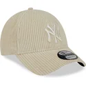 bezowa-regulowana-czapka-z-zakrzywionym-daszkiem-9forty-wide-cord-new-york-yankees-mlb-od-new-era