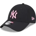 czarna-regulowana-czapka-z-zakrzywionym-daszkiem-z-rozowym-logo-new-york-yankees-mlb-9forty-neon-marki-new-era