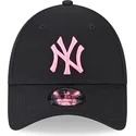 czarna-regulowana-czapka-z-zakrzywionym-daszkiem-z-rozowym-logo-new-york-yankees-mlb-9forty-neon-marki-new-era