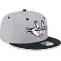szara-i-czarna-czapka-z-plaskim-daszkiem-snapback-9fifty-z-krolikiem-bugsem-looney-tunes-od-new-era