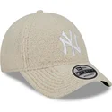 bezowa-czapka-z-zakrzywionym-daszkiem-regulowana-9forty-teddy-new-york-yankees-mlb-od-new-era