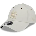 bezowa-czapka-z-daszkiem-regulowana-z-bezowym-logo-9forty-washed-canvas-new-york-yankees-mlb-od-new-era