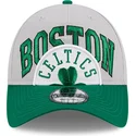 szara-i-zielona-regulowana-czapka-z-daszkiem-9twenty-tip-off-2023-boston-celtics-nba-od-new-era