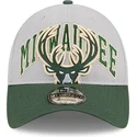 kepure-islenkta-pilka-reguliuojama-juostele-9twenty-tip-off-2023-milwaukee-bucks-nba-new-era