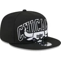 kepure-plokscia-juoda-snapback-9fifty-tip-off-2023-chicago-bulls-nba-new-era