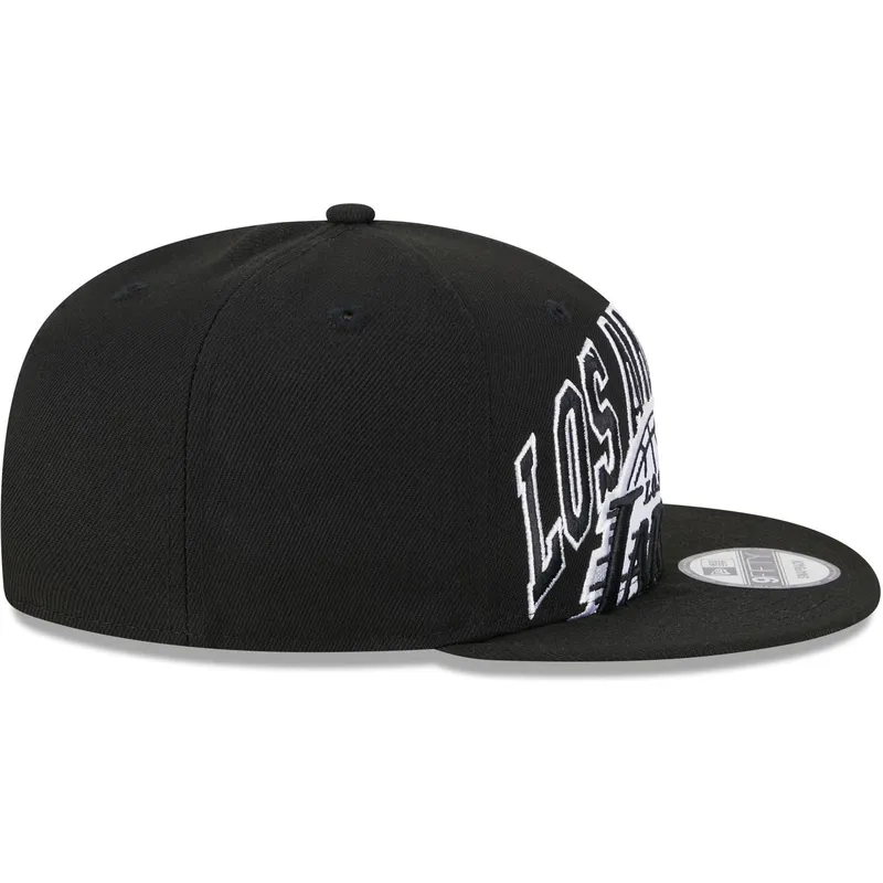 kepure-plokscia-juoda-snapback-9fifty-tip-off-2023-los-angeles-lakers-nba-new-era