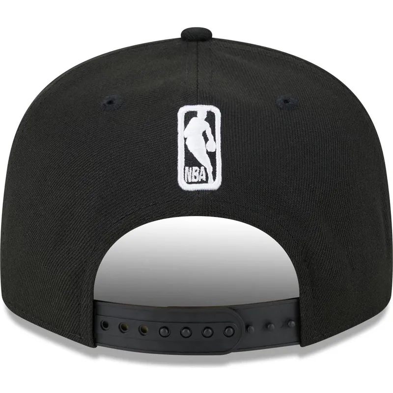 kepure-plokscia-juoda-snapback-9fifty-tip-off-2023-los-angeles-lakers-nba-new-era