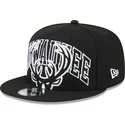 kepure-plokscia-juoda-snapback-9fifty-tip-off-2023-milwaukee-bucks-nba-new-era