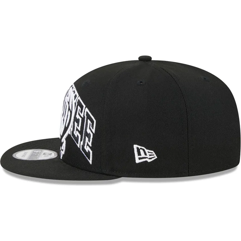 kepure-plokscia-juoda-snapback-9fifty-tip-off-2023-milwaukee-bucks-nba-new-era
