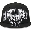 kepure-plokscia-juoda-snapback-9fifty-tip-off-2023-milwaukee-bucks-nba-new-era