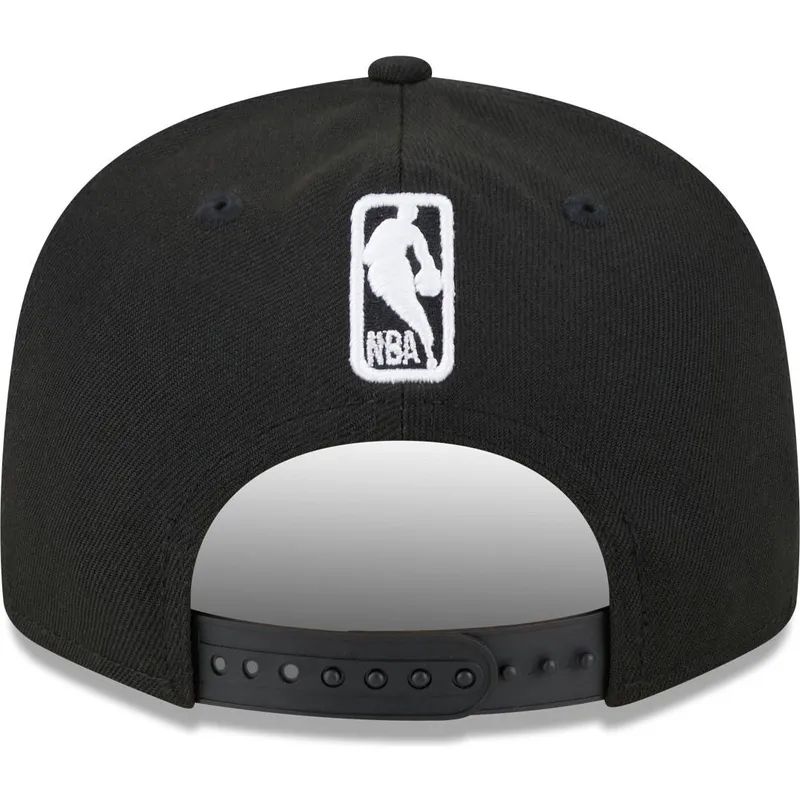 kepure-plokscia-juoda-snapback-9fifty-tip-off-2023-milwaukee-bucks-nba-new-era