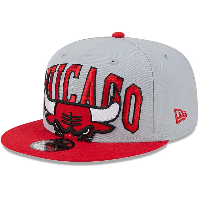 szara-i-czerwona-czapka-z-daszkiem-snapback-9fifty-tip-off-2023-chicago-bulls-nba-new-era