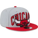 szara-i-czerwona-czapka-z-plaskim-daszkiem-snapback-9fifty-tip-off-2023-chicago-bulls-nba-new-era