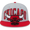 szara-i-czerwona-czapka-z-plaskim-daszkiem-snapback-9fifty-tip-off-2023-chicago-bulls-nba-new-era