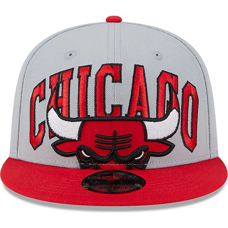 szara-i-czerwona-czapka-z-daszkiem-snapback-9fifty-tip-off-2023-chicago-bulls-nba-new-era