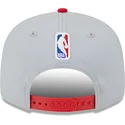 szara-i-czerwona-czapka-z-daszkiem-snapback-9fifty-tip-off-2023-chicago-bulls-nba-new-era