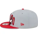 szara-i-czerwona-czapka-z-plaskim-daszkiem-snapback-9fifty-tip-off-2023-chicago-bulls-nba-new-era