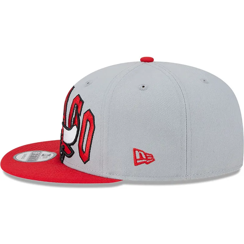 szara-i-czerwona-czapka-z-plaskim-daszkiem-snapback-9fifty-tip-off-2023-chicago-bulls-nba-new-era