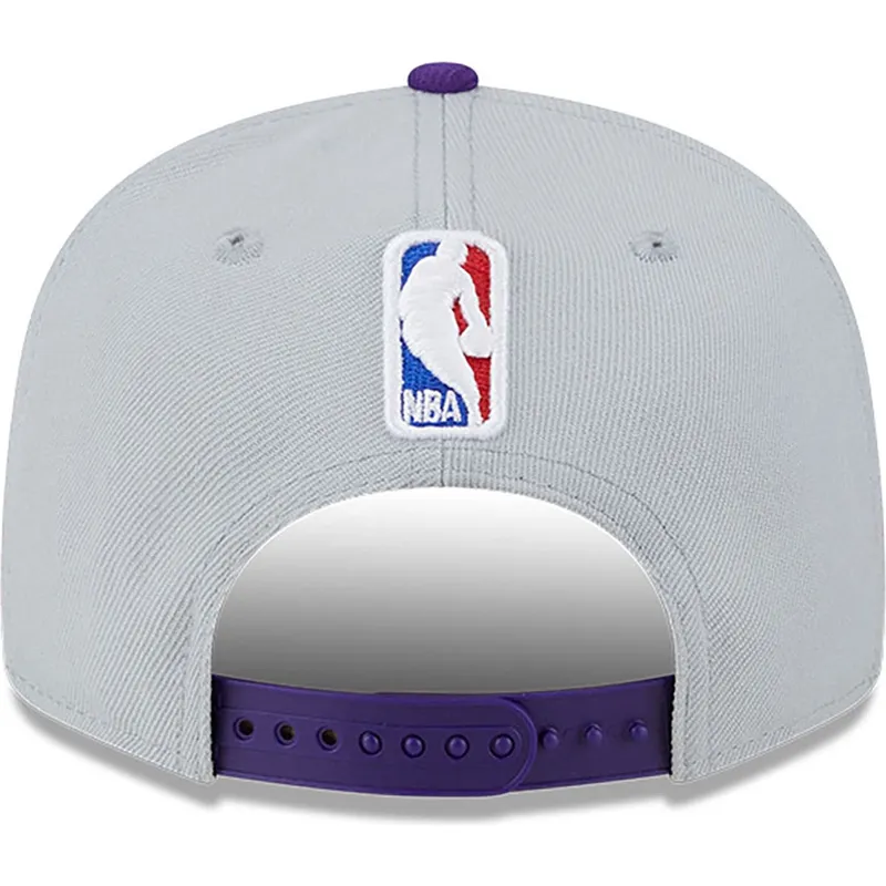kepure-plokscia-pilka-snapback-9fifty-tip-off-2023-los-angeles-lakers-nba-new-era
