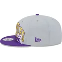 szara-i-fioletowa-czapka-z-daszkiem-snapback-9fifty-tip-off-2023-los-angeles-lakers-nba-od-new-era
