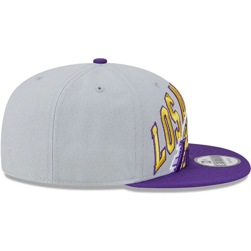 kepure-plokscia-pilka-snapback-9fifty-tip-off-2023-los-angeles-lakers-nba-new-era