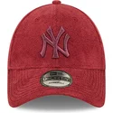 czerwona-zakrzywiona-czapka-regulowana-z-czerwonym-logo-9forty-towelling-new-york-yankees-mlb-od-new-era