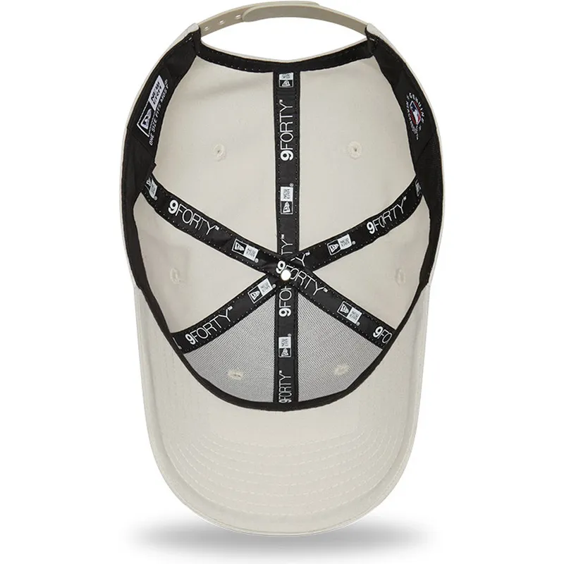 bezowa-zakrzywiona-czapka-snapback-z-bezowym-logo-9forty-tonal-repreve-new-york-yankees-mlb-new-era