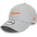 szara-zakrzywiona-czapka-regulowana-z-pomaranczowym-logo-9forty-seasonal-colour-vespa-piaggio-od-new-era