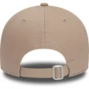 czapka-z-zakrzywionym-daszkiem-w-jasnobrazowym-kolorze-regulowana-9forty-essential-od-new-era