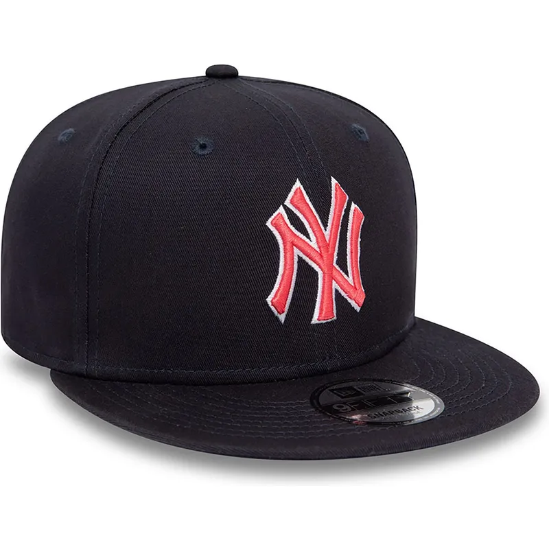 granatowa-czapka-z-daszkiem-typu-snapback-z-czerwonym-logo-new-york-yankees-mlb-9fifty-outline-od-new-era