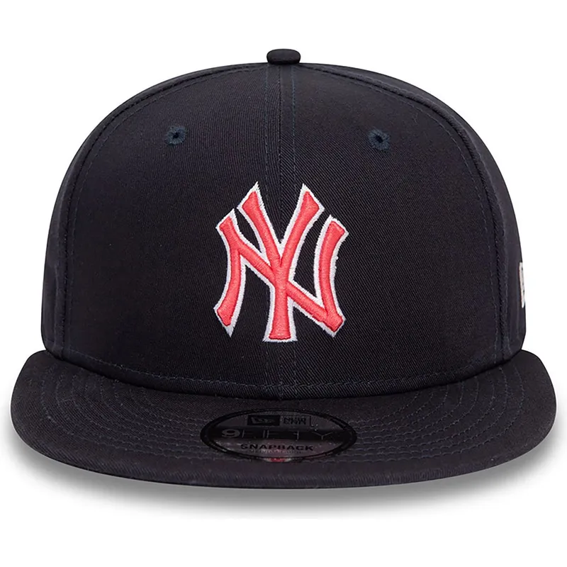 granatowa-czapka-z-daszkiem-typu-snapback-z-czerwonym-logo-new-york-yankees-mlb-9fifty-outline-od-new-era