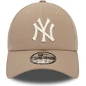 regulowana-czapka-z-zakrzywionym-daszkiem-9forty-league-essential-new-york-yankees-mlb-w-kolorze-jasnobrazowym-od-new-era