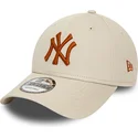 bezowa-regulowana-czapka-z-zakrzywionym-daszkiem-z-brazowym-logo-9forty-league-essential-new-york-yankees-mlb-od-new-era